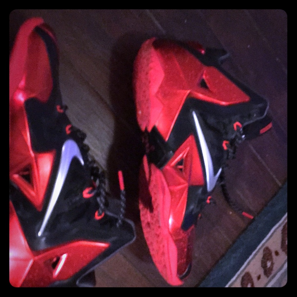Nike lebron 11 red heat color. Size 10.5.